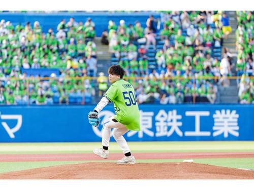 2016年グランツーリスモチャンピオン・冨林勇佑選手が始球式